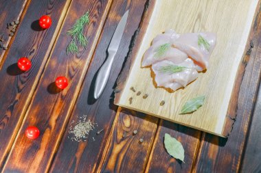 Kesme tahtası görünümlü tavuk filetosu