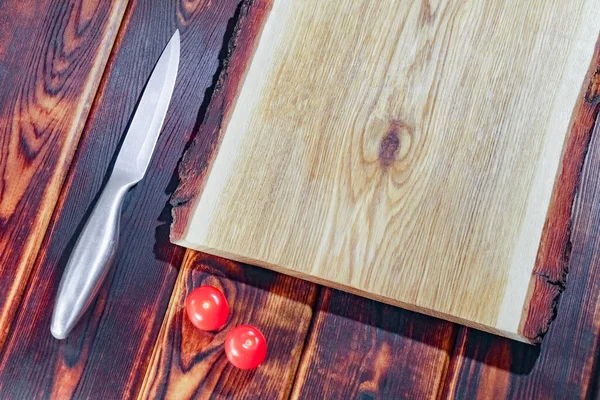 Доска резки с ножом и помидорами вид сверху — стоковое фото