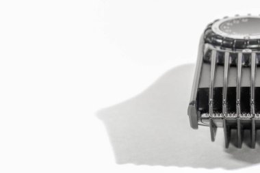 Beyaz arkaplanda kırpıcı bir makro