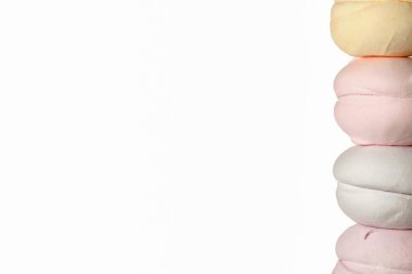 Yakın çekim bir makronun arka planında çok renkli marşmelov