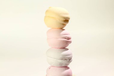 Yakın çekim bir makronun arka planında çok renkli marşmelov