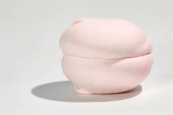 Yakın çekim bir makronun arka planında çok renkli marşmelov