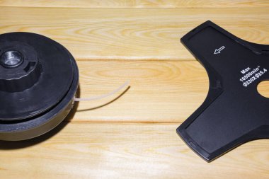 Çim biçme makinesi. Ahşap bir arka planda detaylar. Tepeden manzara.