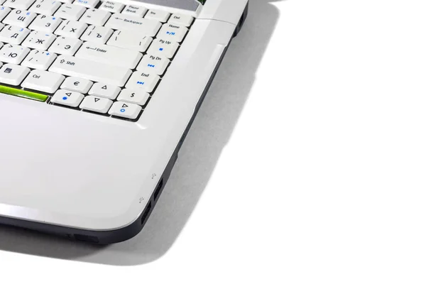 beyaz arkaplandaki dizüstü bilgisayarı üst görünümü izole et