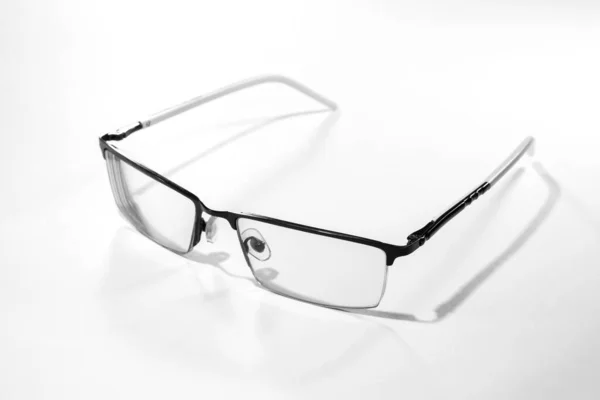 Beyaz arkaplanda gözlük Üst görünümü izole et — Stok fotoğraf