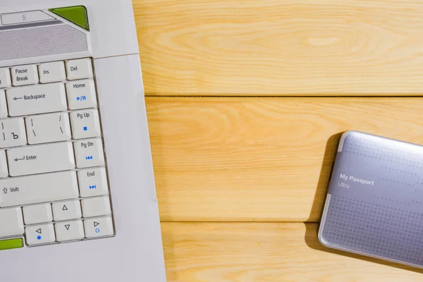 Ahşap arkaplan görünümlü dizüstü bilgisayar