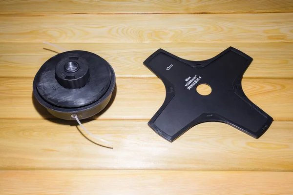 Çim biçme makinesi. Ahşap bir arka planda detaylar. Tepeden manzara.