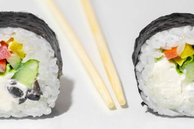Beyaz arka planda suşi. Yakın plan.
