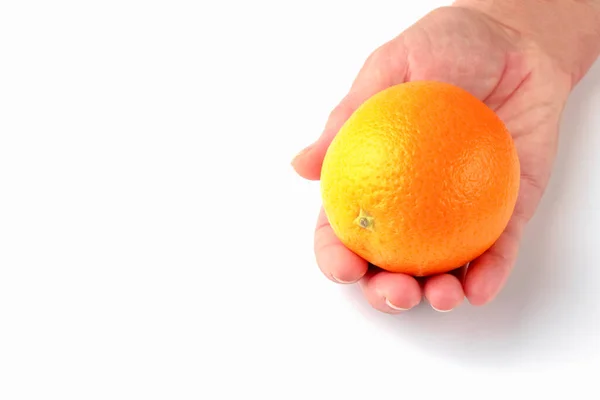 Naranja en la mano sobre un fondo blanco. comida saludable. macro. aislar — Foto de Stock