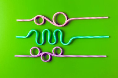 Yeşil arka plan makrosu üzerinde içecek tüpleri. etiket için yer