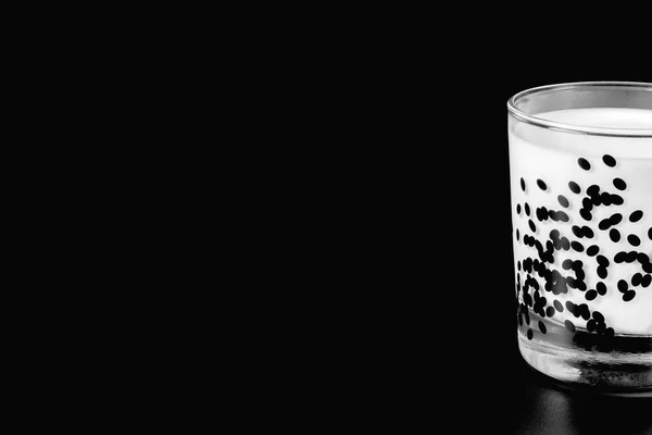 Un bicchiere di latte su fondo nero. cibo salutare. isolare — Foto Stock