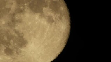 Karanlık bir gökyüzünde dolunay. Yaklaş.