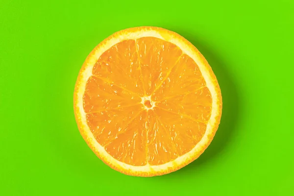 Rebanada de naranja en una macro de fondo verde. lugar para la etiqueta — Foto de Stock