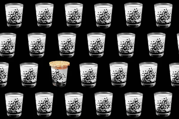 Buntes Muster eines Glases Milch auf schwarzem Hintergrund von oben — Stockfoto
