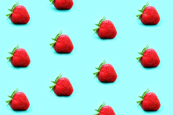 Colorful strawberry pattern on a colorful background top view — Stock Photo, Image