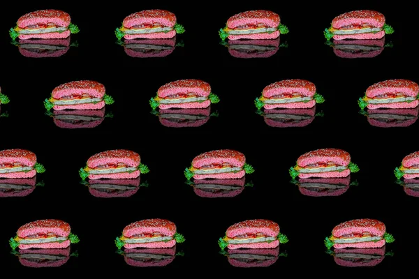 Färgglada mönster av en röd hamburgare på en svart bakgrund ovanifrån — Stockfoto