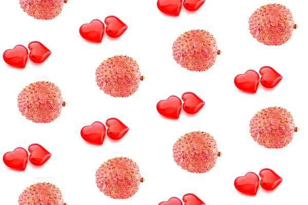 Colorful pattern of lychees and hearts on a white background. the pattern of litchi. the view from the top — Stock Photo, Image