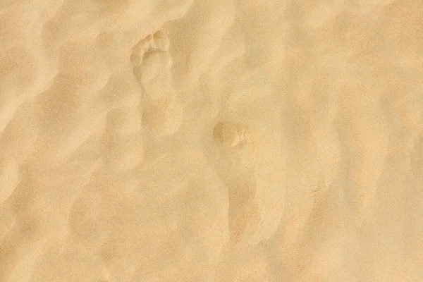 Footprints on the beach dune sand as a background — Stock Photo, Image