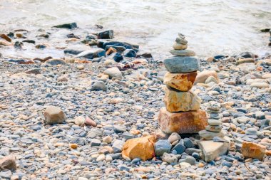 Kumsalda taşlar ve çakıl taşları. dalgalar ve dalgalar kıyıya vurur