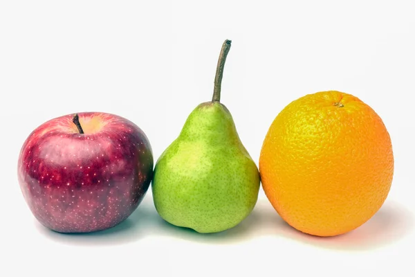 Oranžová a zelená hruška a červená Apple zblízka na bílém pozadí — Stock fotografie