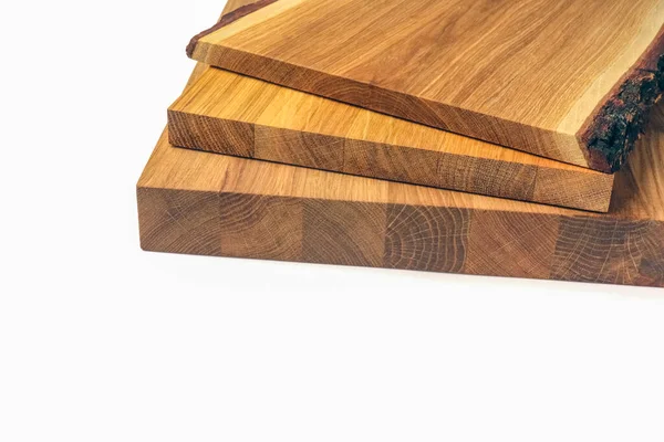 Beyaz arkaplandaki kesme tahtaları