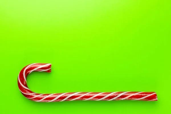 Yeşil arka planda karamel Noel bastonu — Stok fotoğraf