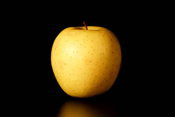 검은 배경의 노란색 애플, 가까이서 분리 — 스톡 사진