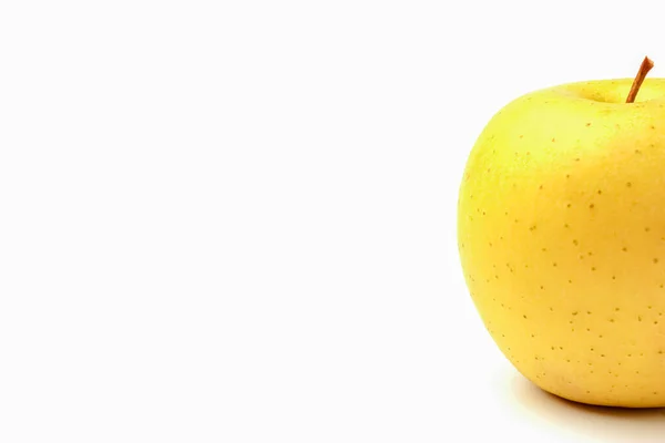 Amarelo Apple em um fundo branco close-up.isolate — Fotografia de Stock