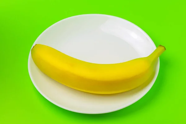 Banana em um fundo verde close-up. isolar — Fotografia de Stock