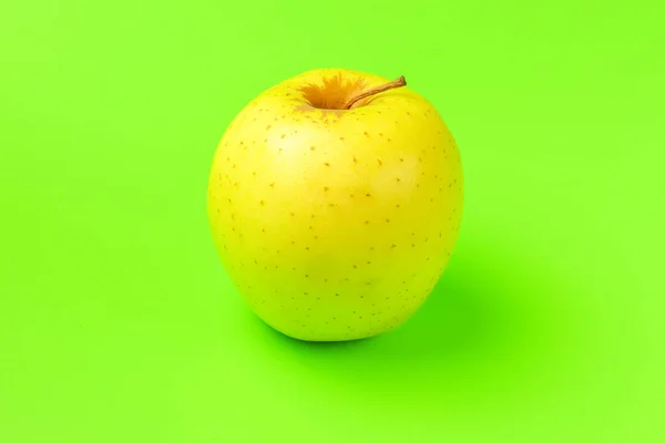 Amarelo Apple em um fundo verde close-up.isolate — Fotografia de Stock