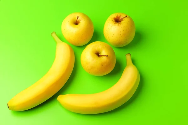 Κίτρινο μήλο σε πράσινο φόντο close-up.isolate — Φωτογραφία Αρχείου