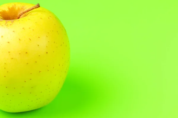 Amarelo Apple em um fundo verde close-up.isolate — Fotografia de Stock