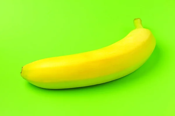 Banana on a green background close-up. isolate — Stock Photo, Image