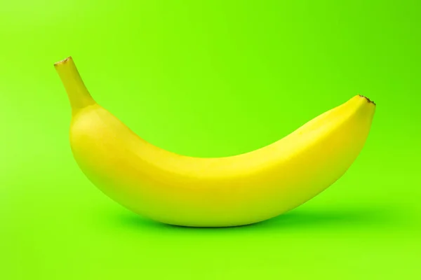 Banaan op een groene achtergrond close-up. isolaat — Stockfoto