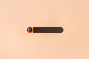 Arka planda sert gölgesi olan bir pil. Yukarıdan manzara. Desen için boş