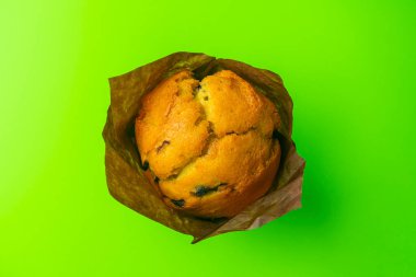 Yeşil arka planda kek yakın plan. izole et