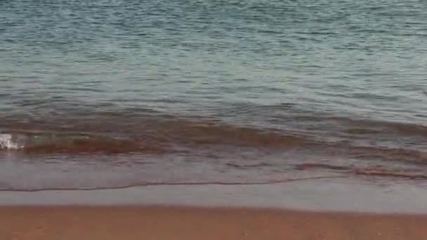A Kék-óceán lágy hulláma Sandy Beachen. Háttér. Szelektív fókusz