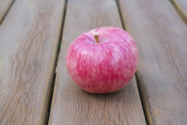 Tahta masadaki kırmızı elma. Yakın plan.