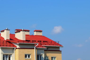 Çatı ve bir bütçe bina arka planının bir kısmı