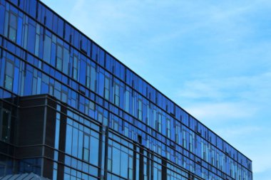 mavi gökyüzüne karşı binanın cam cepheleri