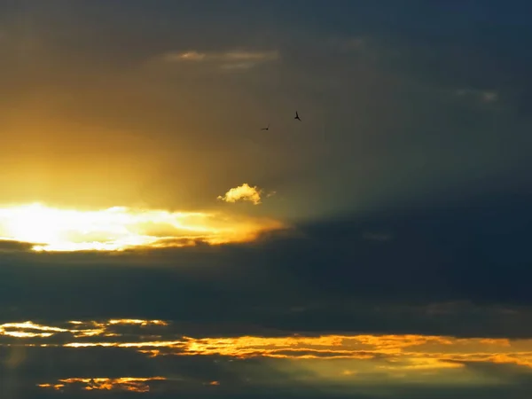 Zonlicht Breekt Door Wolken Avond Achtergrond — Stockfoto