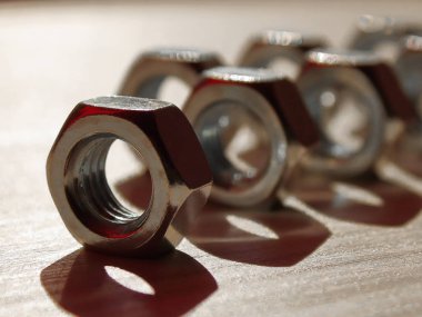 Masada somunlar ve cıvatalar var. Bulanık arka plan