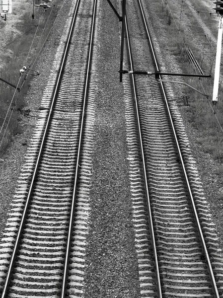 Demiryolu Siyah Beyaz Kasvetli Atmosfer Manzarasını Izler — Stok fotoğraf
