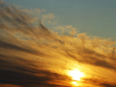 Güneş batıyor. Gri bulutların güzel hayranı. Close