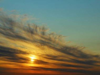 Güneş batıyor. Gri bulutların güzel hayranı