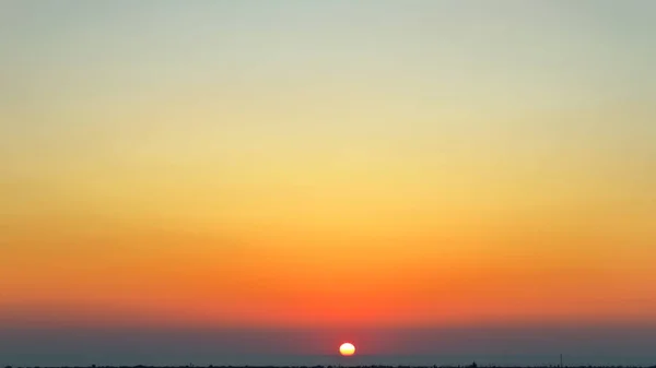 Jasný Západ Slunce Pozadí Moře — Stock fotografie