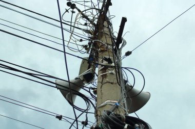 bir sütun doku arka plan üzerinde elektrik iletişimi