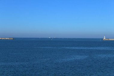 Sivastopol Kırım, topçu hangarından çıkışa bakıyor. 