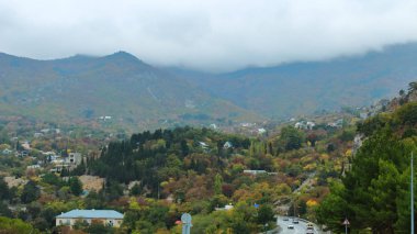 Kırım otoyolunun güney kıyısı dağ manzarası Ekim 2019