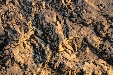 Siyah renkli açık renkli kaya dokusu arka planda